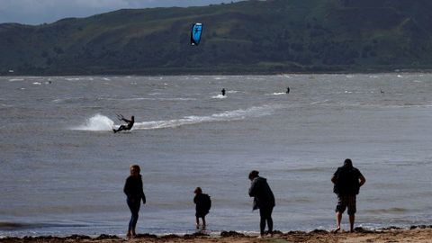 Surferos en una playa de Gales, donde contin�a el proceso de desconfinamiento