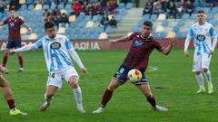 Kevin Presa y Brais Abelenda en un lance en la medular en el Pontevedra-Lugo.