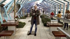 Iago Mart�nez, junto algunas de sus creaciones en la Gran V�a de Vigo