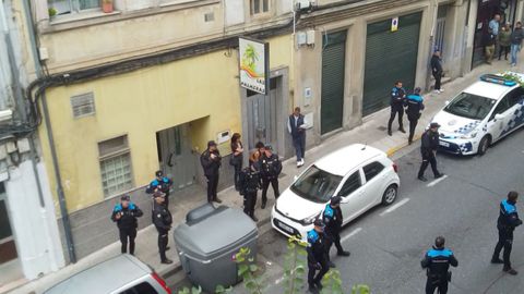 Hasta una docena de agentes se personaron en el lugar