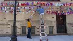 Dos personas adornan una iglesia en Boston despu�s de que Trump autorizase la apertura de los centros de culto 