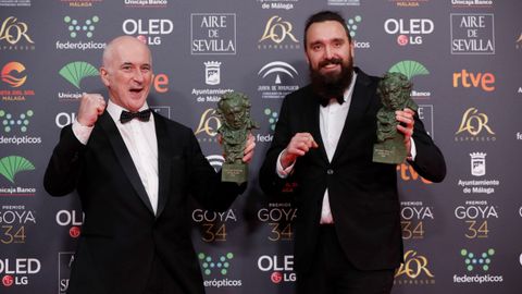  Los creadores de los efectos especiales de la pelcula El Hoyo, Mario Campoy e Iaki Madariaga, posan con el premio a Mejores efectos especiales