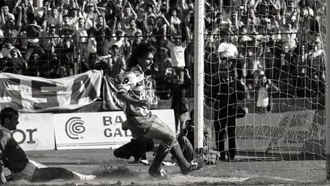 Stojadinovic, durante uno de los goles del partido ante el Murcia celebrado en Riazor.