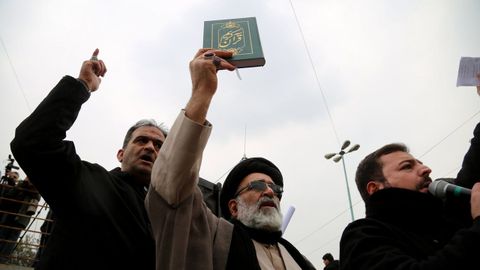 Un cl�rigo iran� sostiene un Cor�n durante una protesta contra la quema de un Cor�n en Estocolmo en Teher�n, Ir�n, el 27 de enero de este a�o. 