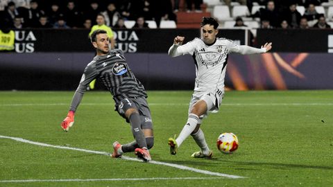 Iv�n Villar da un pase ante la presi�n de V�ctor Valverde