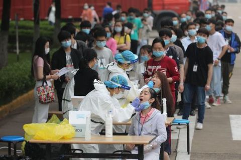 Empleados de una fbrica de Wuhan se someten a test de coronavirus