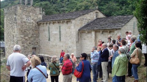 Visitantes en el exterior de la iglesia de Santo Estevo de Atán, en Pantón