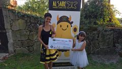 Virginia Bergua y su hija Lucia con la donaci�n