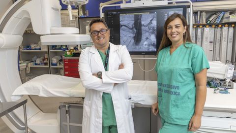 Alejandro Rodríguez Río y Belén Cid Álvarez, ayer en uno de los quirófanos del CHUS