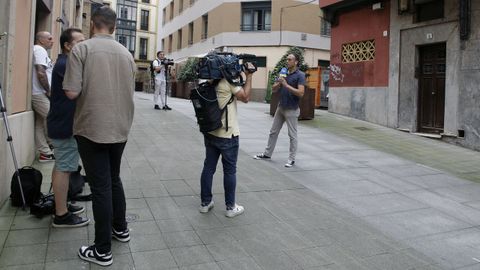Periodistas congregados en los alrededores del edificio de Gij�n donde fue hallado el cad�ver de una mujer en el interior de un cubo de basura en una de las viviendas