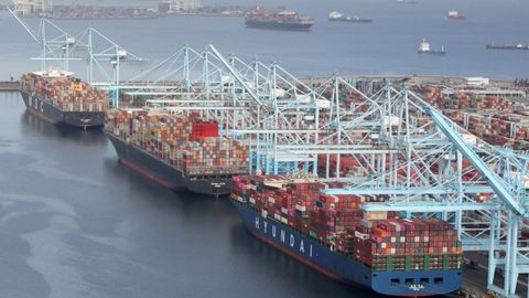 Contenedores en barcos en el puerto de Los Angeles, en California