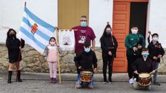 Imaxe de parte dos alumnos da Escola de Gaitas Cacharela de Covas; o profesor, Rodrigo L�pez (terceiro pola esquerda), leva 30 anos nela