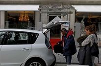 Unos clientes descargan las maletas del coche para entrar en un hotel de Vigo.