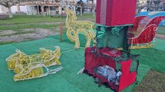 Destrozos en la decoraci�n navide�a en el parque do Espi�eiro, en Portonovo (Sanxenxo)