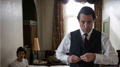 Hugh Grant y Ben Whishaw mantienen una peligrosa relaci�n en �Un esc�ndalo muy ingl�s�.