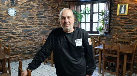 Jaime Giner en el comedor del mes�n Carrete de A Seara