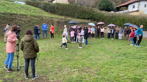 Alumnos y familiares de la escuela de Zurea, en Lena