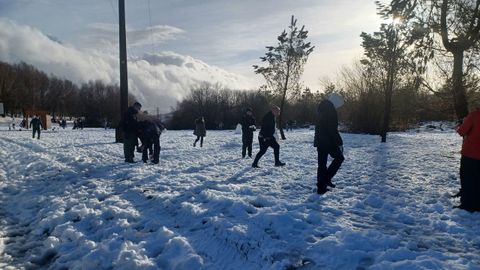 Familias disfrutaron de la nieve en el alto do Vieiro (Bande)