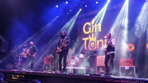 Un momento del concierto que el grupo Gin Toni?s ofreci el viernes por la noche