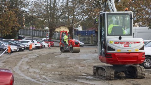 Operarios y maquinaria el pasado 26 de noviembre, explanando la zona principal de circulaci�n del aparcamiento, donde d�as despu�s reaparecieron los baches.
