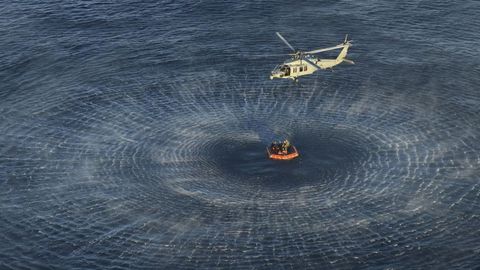 La c�psula con los 4 astronautas ameriz� a las 02.07 horas de la madrugada de este s�bado, poniendo fin sin incidentes al primer viaje tripulado alrededor de la Luna en m�s de medio siglo.