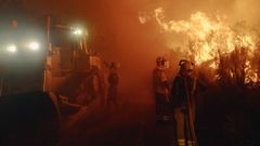 Trabajadores del servicio antiincendios actuando en el reciente incendio de Calvos de Rand�n