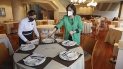 Manuela Hermo, junto a una camarera, en el restaurante del Gran Hotel Los Abetos, de Santiago