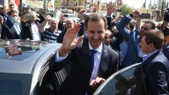 Bachar al Asad saluda a sus seguidores en las afueras de Damasco