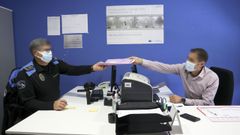 El inspector Pena, a la izquierda, repasa un expediente con uno de los agentes de la Polic�a Local de Santiago adscritos al nuevo servicio de Viogen