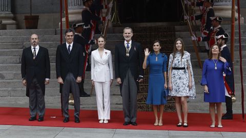 Los reyes, la princesa Leonor y la infanta Sofa, acompaados por el presidente del Gobierno, Pedro Snchez, y los presidentes del Senado, Pedro Rolln, y del Congreso, Francina Armengol