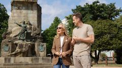 Carmen Lomana y �scar Mart�nez, este lunes en la plaza de Espa�a de Pontevedra