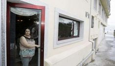 La propietaria del restaurante muestra la puerta y el callej�n por donde entraron y salieron los cacos. 