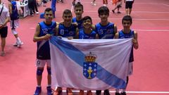 Tiago, en el centro con el n�mero 1, durante una convocatoria con la gallega