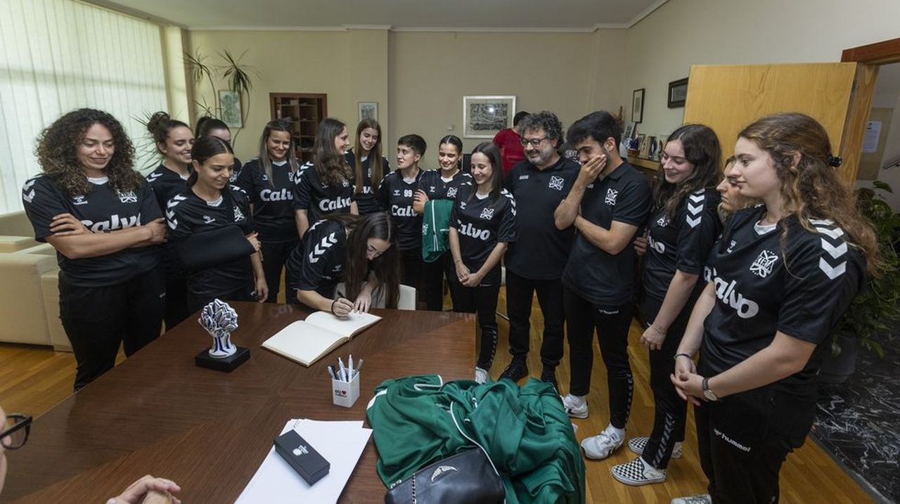 La merecida recepción para el Xiria femenino de balonmano
