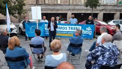 El diputado del BNG en el Congreso, N�stor Rego, en un acto ante la estaci�n de tren de A Coru�a