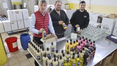 Rub�n Rivas, Jos� Antonio Mon y Jonathan Rivas con las botellas en la f�brica
