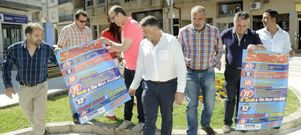La comisi�n de las fiestas de verano de Silleda, con representantes municipales present� ayer el cartel de los festejos. 