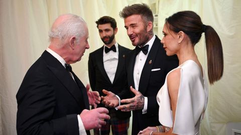David admira tanto a los Windsor que estuvo haciendo cola en la calle durante varias horas para despedir personalmente a Isabel II en la capilla ardiente abierta al público que se instaló en Westminster Hall. En la imagen, David y Victoria Beckham, junto al rey Carlos III