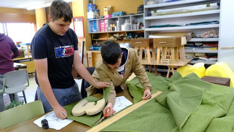 Estudiantes del ciclo de FP bsica de Madeira e Moble que se imparte en el IES de Ortigueira