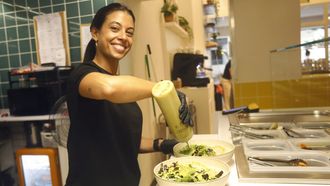 Marta Cacheda, due�a del Restaurante Hangry, montando un plato.