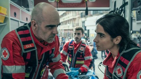 Luis Tosar con la actriz Fariba Sheikhan en una escena de la serie &laquo;Salvador&raquo;, de Netflix