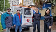 Alfonso Cabado y Julio Rey, de ASER, con los policas Jos Luis Iglesias y Maria Jose Snchez en el momento de recoger el cargamento solidario de tapones reunidos por la Polica Local de A Corua.