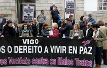 <span lang= es-es >Concentraci�n contra los malos tratos</span>. La Rede de Mulleres Veci�ais contra os Malos Tratos se concentr� ayer en el Marco para mostrar su repulsa por la violencia de g�nero. 