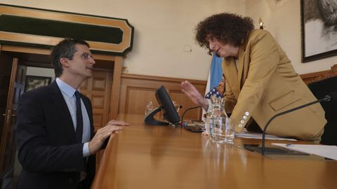 Borja Verea, líder municipal del PP, charla en un pleno con la alcaldesa, Goretti Sanmartín
