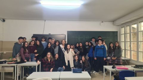 Marina Paredes, en el centro con alumnos de distintas generaciones
