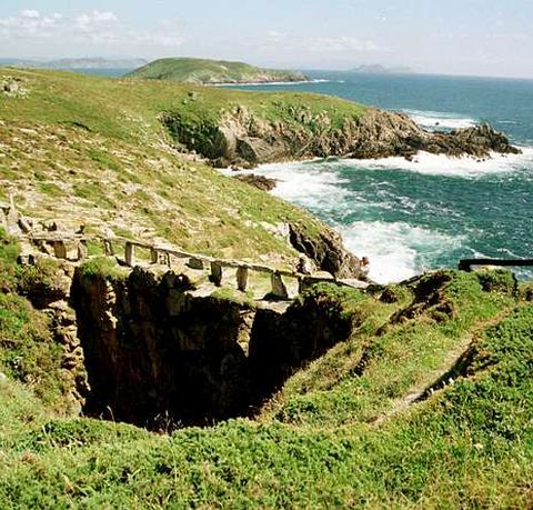 O Burato do Inferno est en el suroeste de la isla de Ons. 