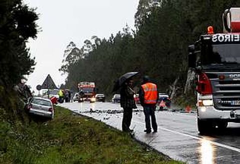 El Audi A3 rojo del fondo invadi el carril contrario y embisti al Polo gris de las vctimas.