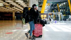 Un chico con su equipaje en la T4 del aeropuerto Adolfo Su�rez, Madrid-Barajas
