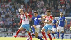 Borja Dom�nguez lucha por un bal�n en el Lugo-Oviedo