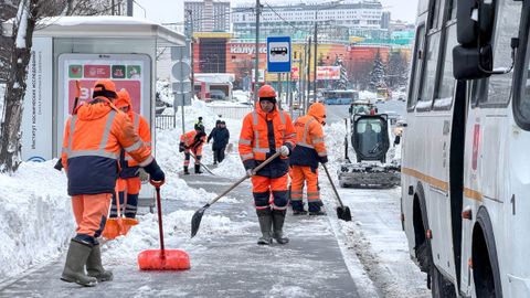 Operarios en Mosc� despejando las calles de nieve
